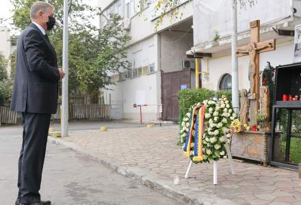 5 ani de la tragedia de la Colectiv | Klaus Iohannis a depus o coroană de flori în memoria victimelor incendiului devastator