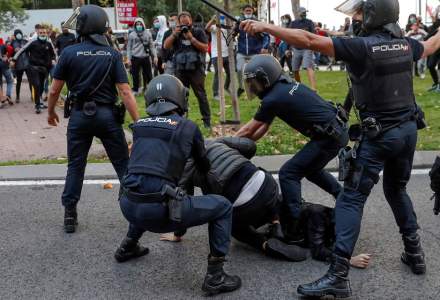 Lupte de stradă în Madrid între poliţie şi protestatarii care manifestă împotriva restricţiilor COVID