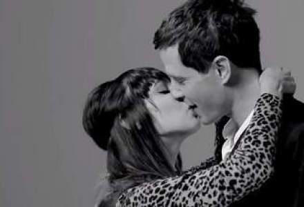 VIRAL: clipul in care persoane straine se saruta pentru prima data a sarit de 50 mil. vizualizari