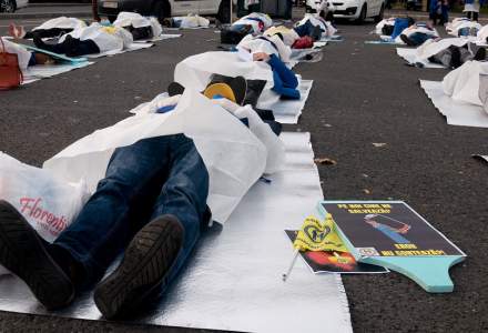 FOTOREPORTAJ | Cadrele medicale, protest în Piața Victoriei: „Pe eroi cine îi salvează?”