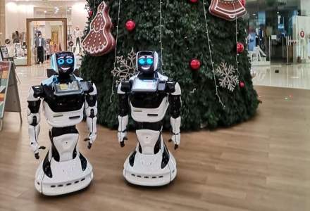 [FOTO] Cum arată roboții umanoizi care te întâmpină în mall