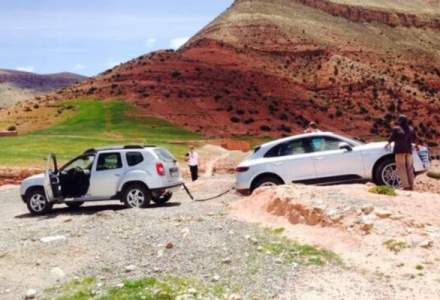 VIRALUL SAPTAMANII Dacia Duster salveaza un Porsche Macan blocat in Maroc