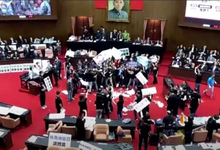 VIDEO | Bătaie cu măruntaie de porc în Parlamentul din Taiwan