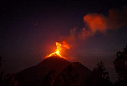 Sute de indonezieni şi-au părăsit locuinţele după ce un vulcan de pe insula Java a expulzat gaze fierbinţi