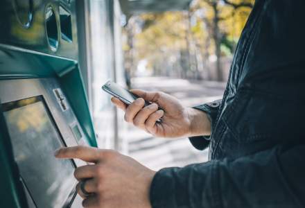 UniCredit, a treia bancă din sistem care îți permite să scoți bani de la bancomat cu telefonul mobil