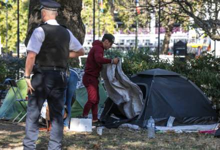 Două românce și-au făcut bordel în cort în fața unei școli din Londra