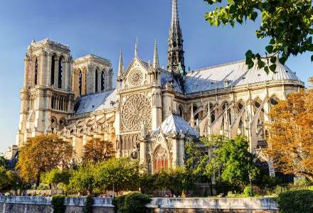 Membrii corului de la Notre-Dame din Paris au susţinut concertul de Crăciun purtând echipamente de securitate