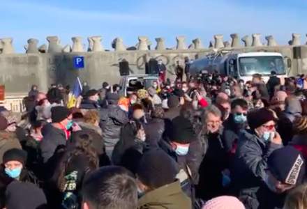 Mii de oameni înghesuiți la slujba de Bobotează organizată de Teodosie la Constanța