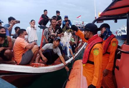Au apărut primele ”resturi” ale avionului dispărut în Indonezia