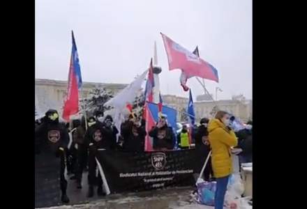Zeci de sindicaliști protestează în București împotriva înghetării salariilor