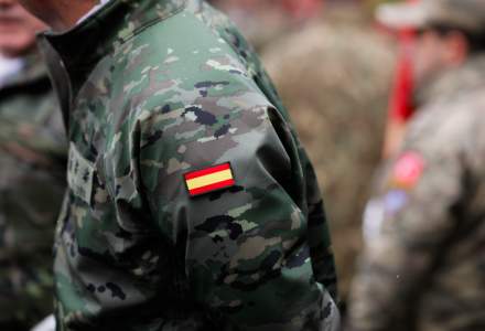 Ministerul Apărării din Spania, acuzat că încalcă protocolul NATO din cauză că trimite 130 de soldați nevaccinați în România