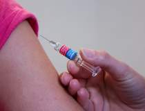 Vaccinul AstraZeneca a fost...