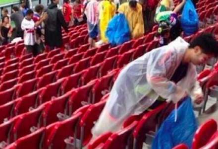 Altruism la Cupa Mondiala 2014: suporterii japonezi au curatat tribunele dupa meciul Japonia-Coasta de Fildes