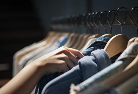 Designer: Românii cumpără tot mai multe haine din magazine second-hand