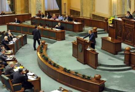 Zi importanta in Parlament: declaratia pentru demisia presedintelui Basescu a fost semnata; Udrea protesteaza pe holuri impotriva lui Tariceanu