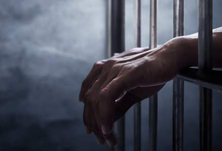 Un bărbat, condamnat la închisoare după ce a ameninţat doi poliţişti tuşind şi strigând că are 'corona'