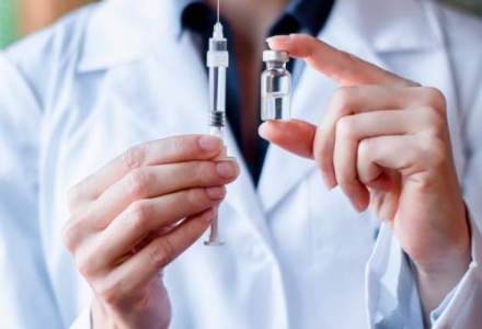Două tinere din SUA s-au deghizat în bătrâne ca să se poată vaccina