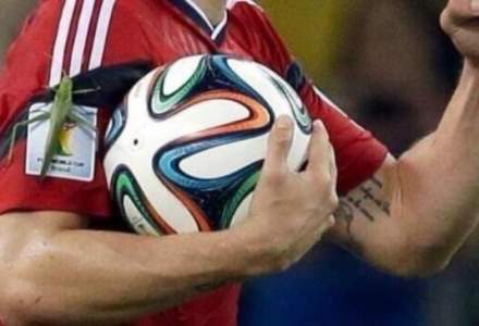 VIRALUL ZILEI vine de la Cupa Mondiala: a batut un penalty cu o insecta uriasa pe brat