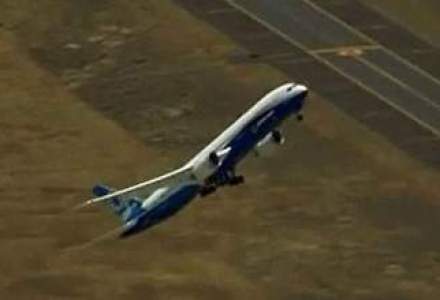 Spectacolul vine din cer: un avion Boeing de 280 de pasageri face acrobatii aeriene si "urca precum o racheta" [VIDEO]