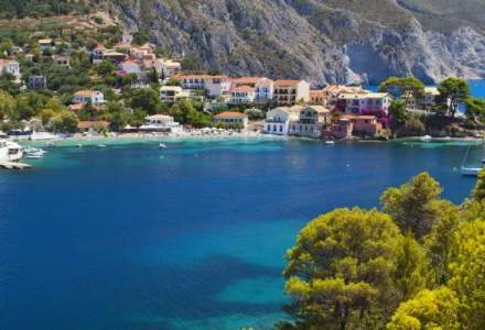 Vacanta in Kefalonia, insula greceasca decorata cu munti stancosi de care se loveste turcoazul Marii Ionice