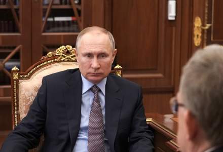 Kremlinul transmite că vaccinarea lui Putin este un exemplu de urmat