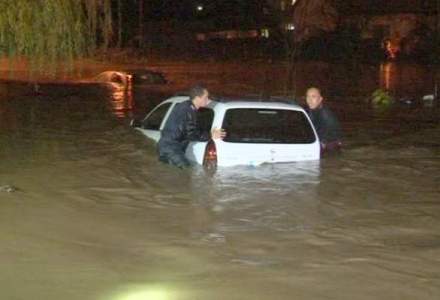 Sute de persoane evacuate in Arges din cauza inundatiilor; apa atinge doi metri in unele zone