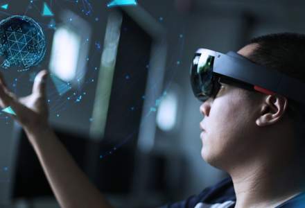Apple anunță că dezvoltă o tehnologie de realitate augmentată care să îmbunătățească conversațiile