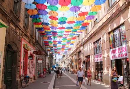 Aradul, plin de culoare cu ocazia sarbatoririi zilelor orasului: 400 de umbrele colorate au acoperit o strada pietonala
