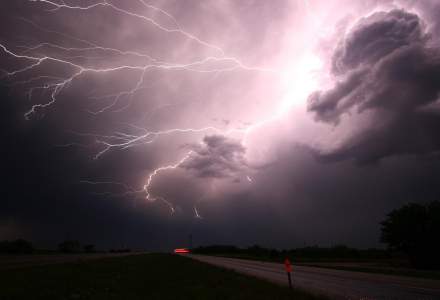 STUDIU: Viața a apărut pe Pământ datorită fulgerelor