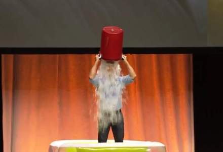 Provocarea "Ice Bucket": Bill Gates, Mark Zuckerberg si Tim Cook si-au turnat apa rece ca gheata in cap (VIDEO)