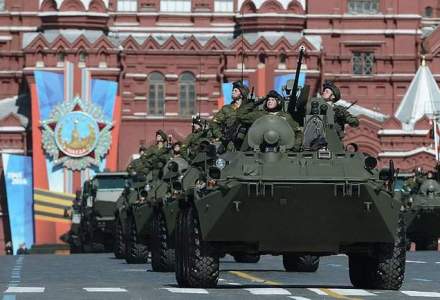 Armata ucraineana anunta ca o coloana de blindate rusesti inainteaza in sud-estul Ucrainei