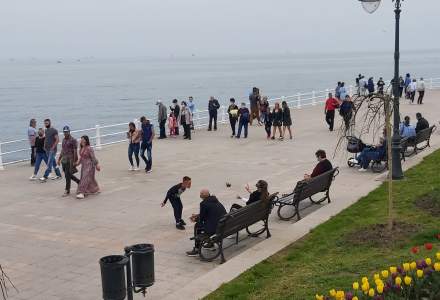 FOTO | Aglomerație la malul mării: românii au ieșit la plimbare pe faleză