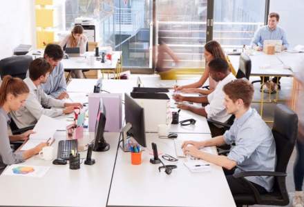 Majoritatea marilor companii din Regatul Unit nu au în vedere o reîntoarcere totală la birou a angajaţilor