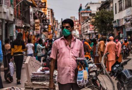 Un nou record de infectări zilnice în India: peste 414.000 de cazuri