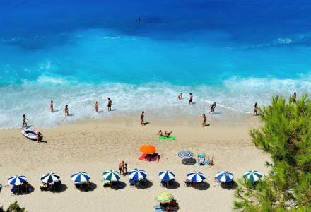 Grecia redeschide plajele private și muzeele