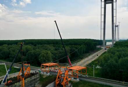 VIDEO: CNAIR a anunțat începerea lucrărilor de ridicare platformei de lucru la podul suspendat peste Dunăre de la Brăila