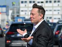 Elon Musk este din nou în...