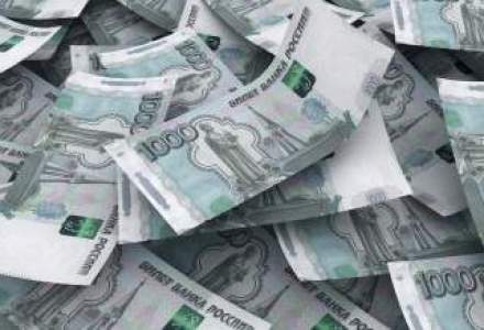 Rubla, un nou minim record in urma implementarii unor noi sanctiuni impotriva Rusiei