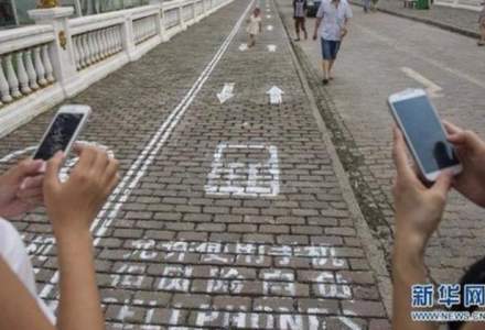 Chinezii au lansat o pista pietonala destinata dependentilor de telefoane mobile