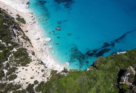 Ce amendă au primit turiștii care au luat nisip de pe plajele din Sardinia