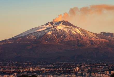 VIDEO | Erupțiile vulcanului Etna au acoperit drumurile cu cenușă