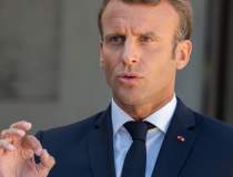 Emmanuel Macron, pălmuit de...