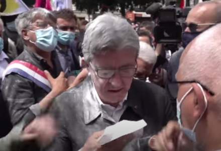 Încă un politician din Franța atacat de mulțime. Liderul a primit făină în cap