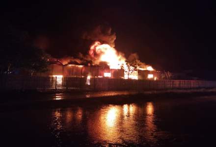 Incendiu puternic într-un depozit de mase plastice în Vaslui, provocat de un scurtcircuit