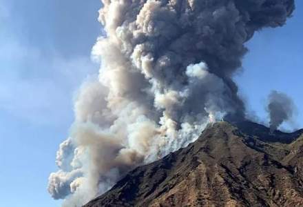 Vulcanul Etna a erupt din nou. Aeroportul din Catania a fost închis