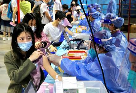 China a administrat peste 1 miliard de doze de vaccin