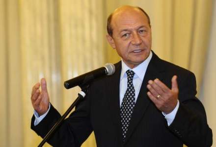 Traian Basescu vrea ca Guvernul sa preia rafinaria Lukoil daca rusii nu reiau productia