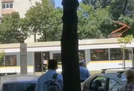 Un tramvai din București s-a rupt pe șine și a deraiat