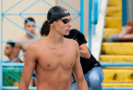 David Popovici, un tânăr înotător român de doar 16 ani, a bătut de două ori în două zile recordul mondial la 100 m liber