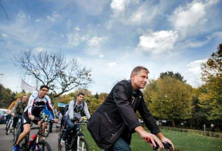 Iohannis a parcurs distanta de la partid la Parlament pe bicicleta